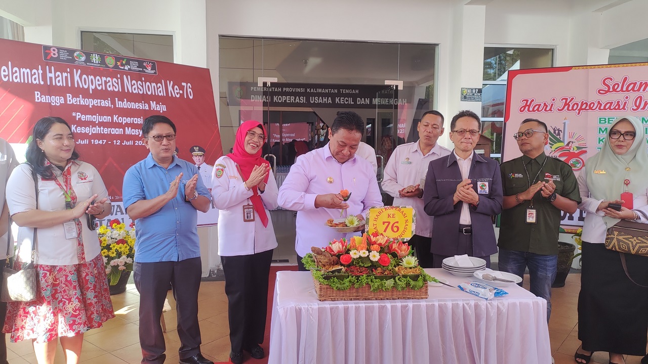 Upacara Peringatan Hari Koperasi Nasional Ke-76 di Halaman Kantor Dinas Koperasi dan UKM Provinsi Kalimantan Tengah