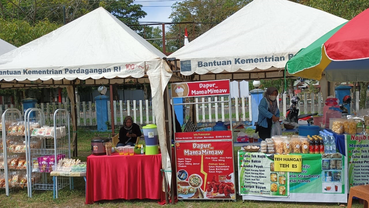 24 Pelaku UMKM Binaan Pemerintah Provinsi Kalimantan Tengah mengikuti Bazzar UMKM di LPP RRI Palangkaraya dalam rangka Festival Pelajar Nusantara.
