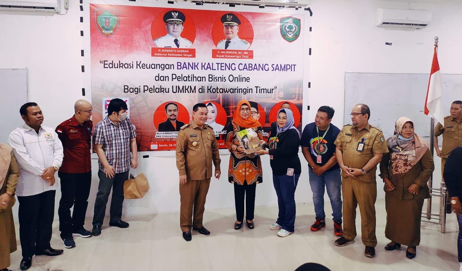 Edukasi Keuangan dan Pelatihan Bisnis online Bagi Pelaku UMKM di kabupaten Kotawaringin Timur bersama Bank Kalteng Cabang Sampit.